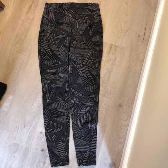 🔥2 for $10🔥 Old Navy Active Leggings - Picture 2 of 4